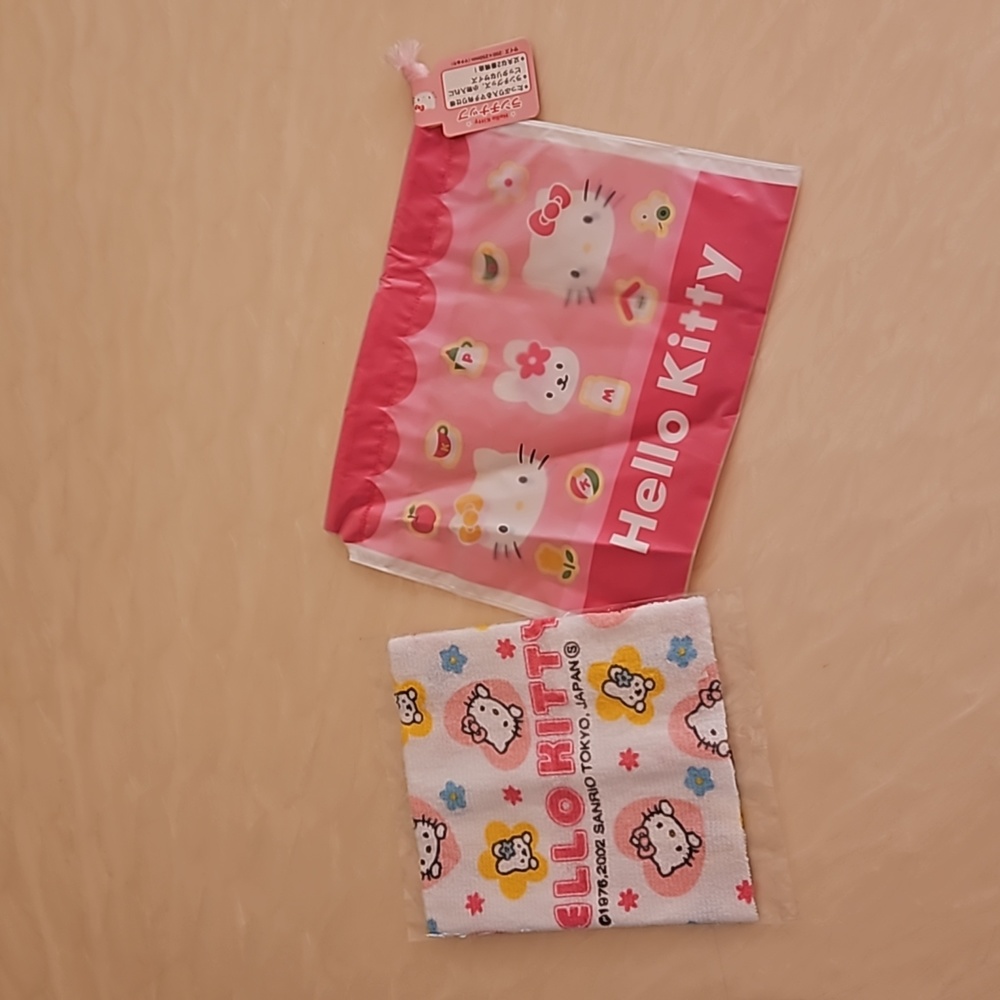 Hello Kitty hand towel + drawstring bag